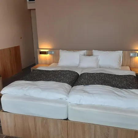 Katalin Motel&Étterem Berettyóújfalu Esterno foto