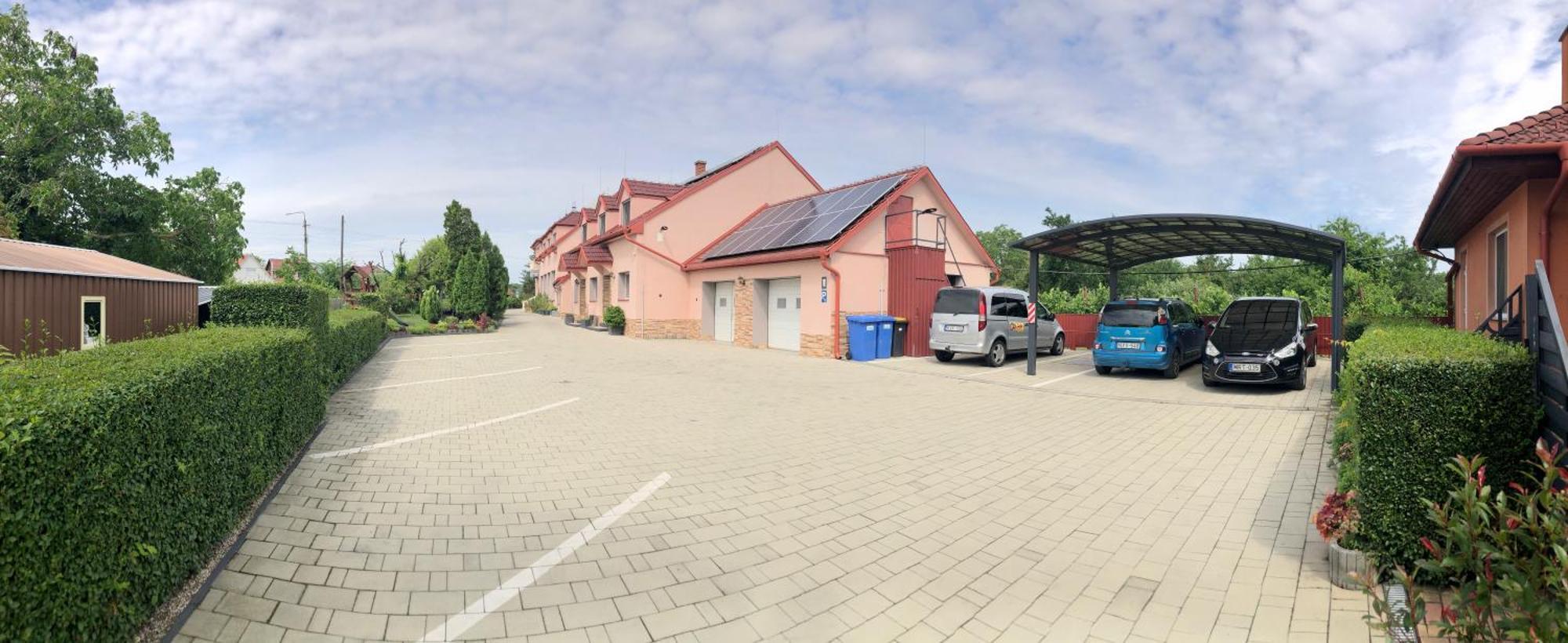 Katalin & Etterem Motel 2*