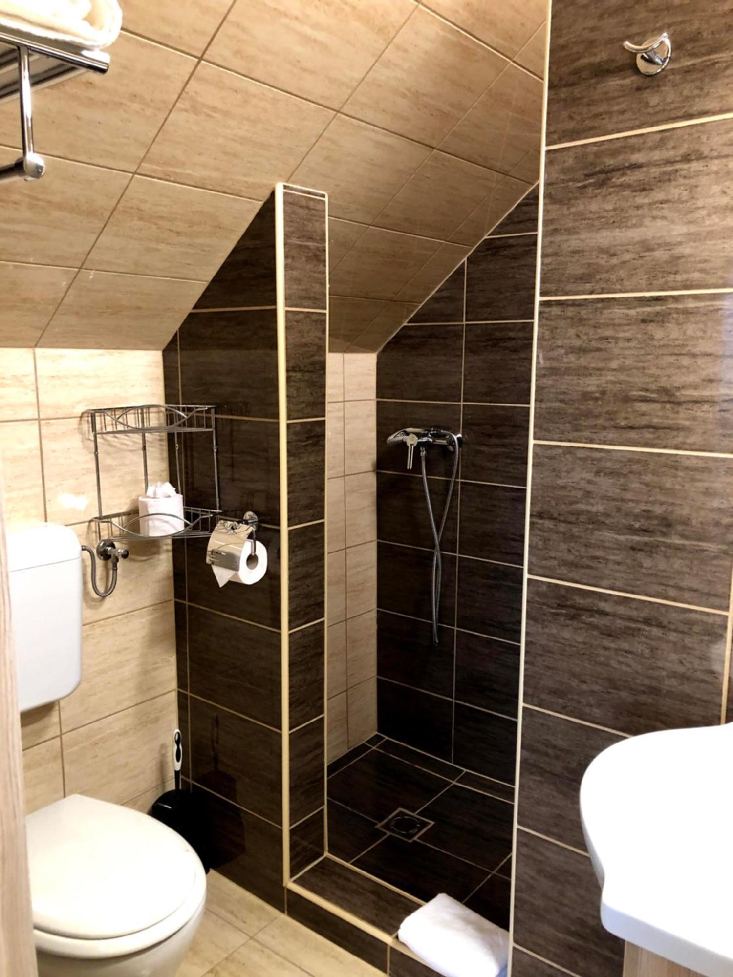 Katalin & Etterem Motel 2*